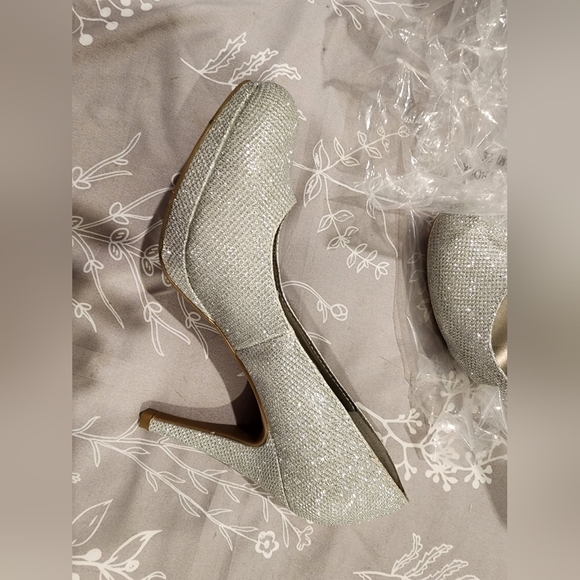 Beautiful Worthington silver sparkly heel - Picture 6 of 11